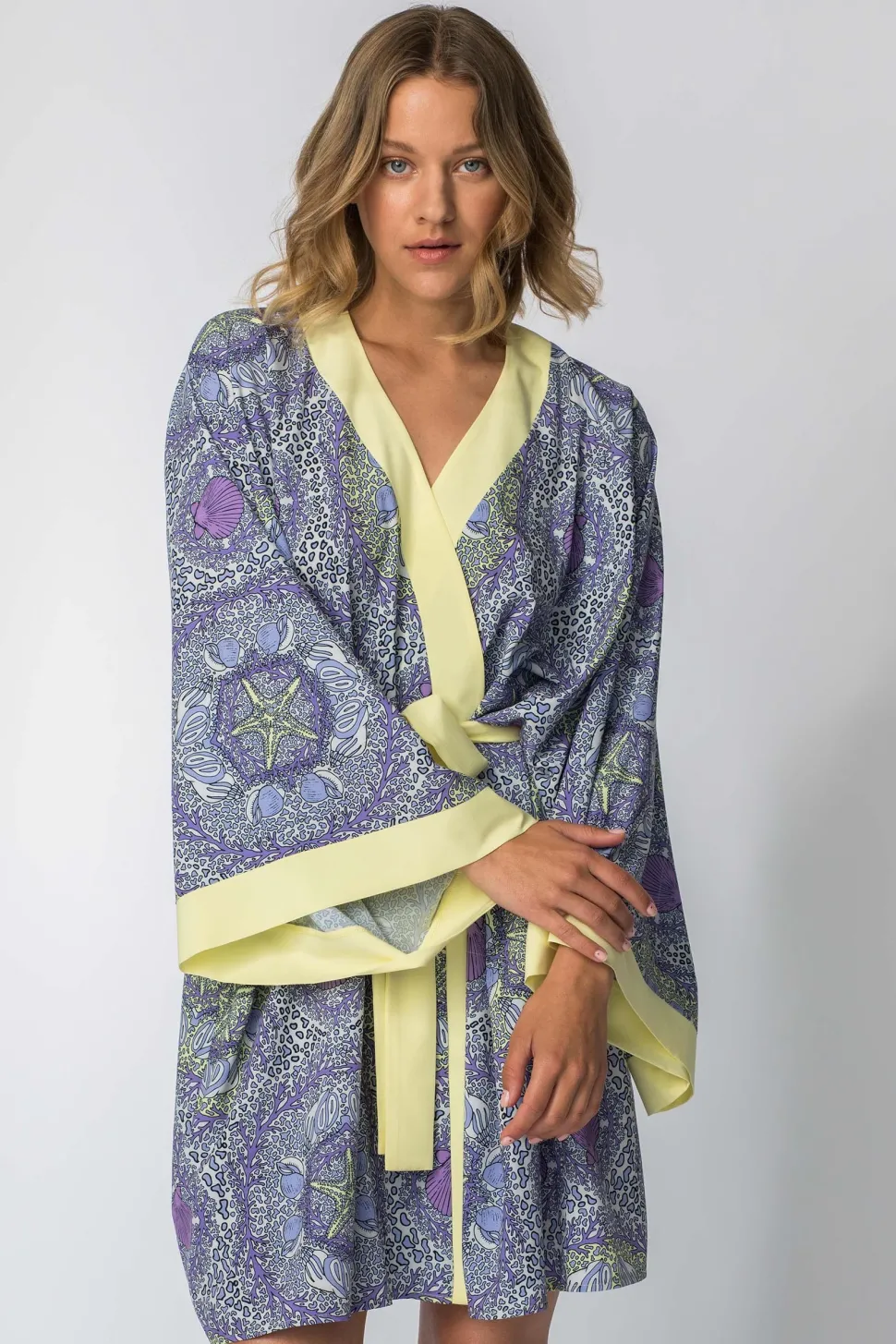Szlafrok o kroju kimono z nadrukiem - model 1