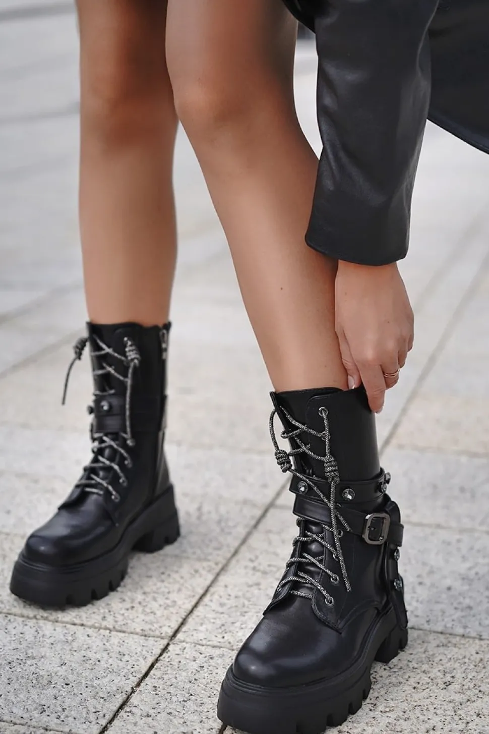 Sznurowane buty na platformie Nikki - czarne