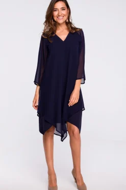 Szyfonowa sukienka z asymetrycznym dołem - granatowa