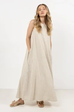 Trapezowa sukienka maxi w delikatne prążki - mocca