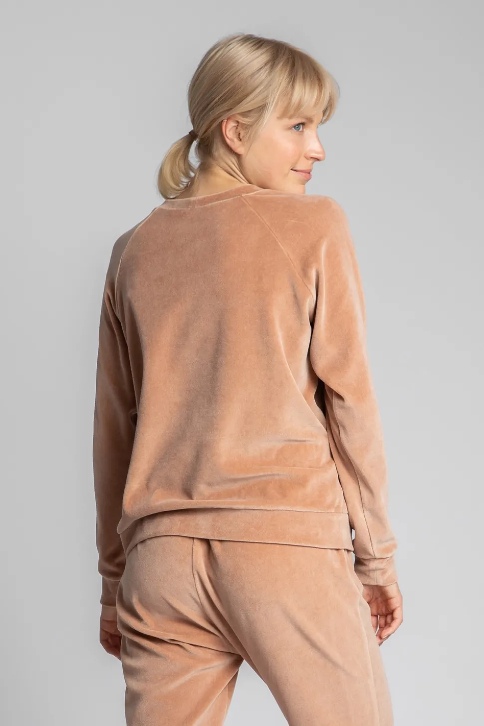 Welurowa bluza z raglanowymi rękawami - beżowa