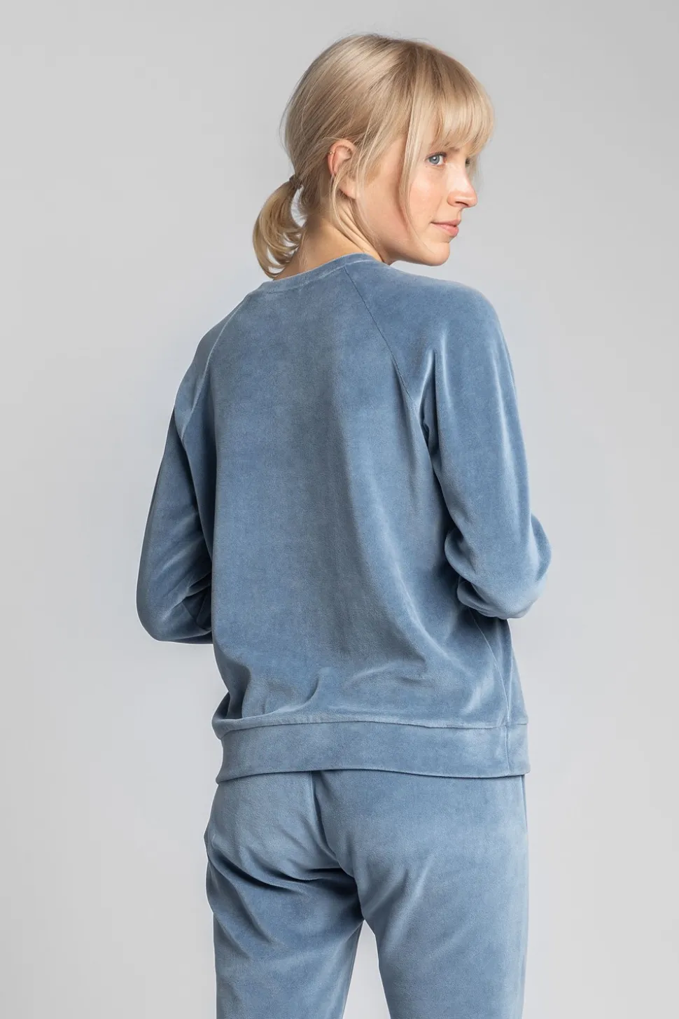 Welurowa bluza z raglanowymi rękawami - niebieska