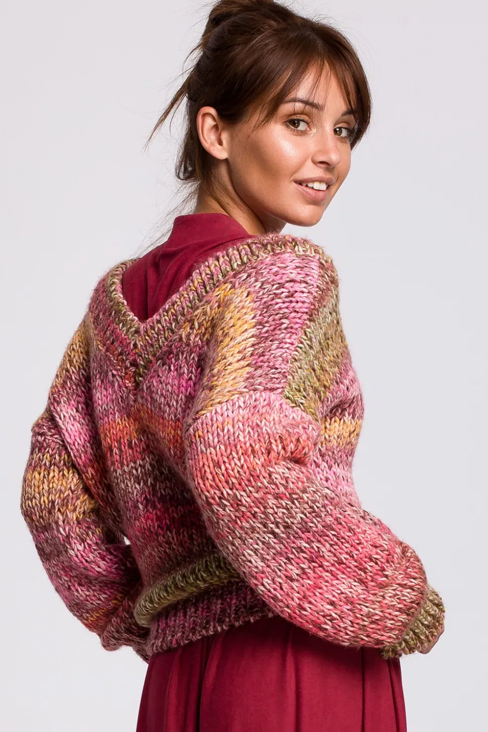 Wielokolorowy sweter z dekoltem V - malinowy