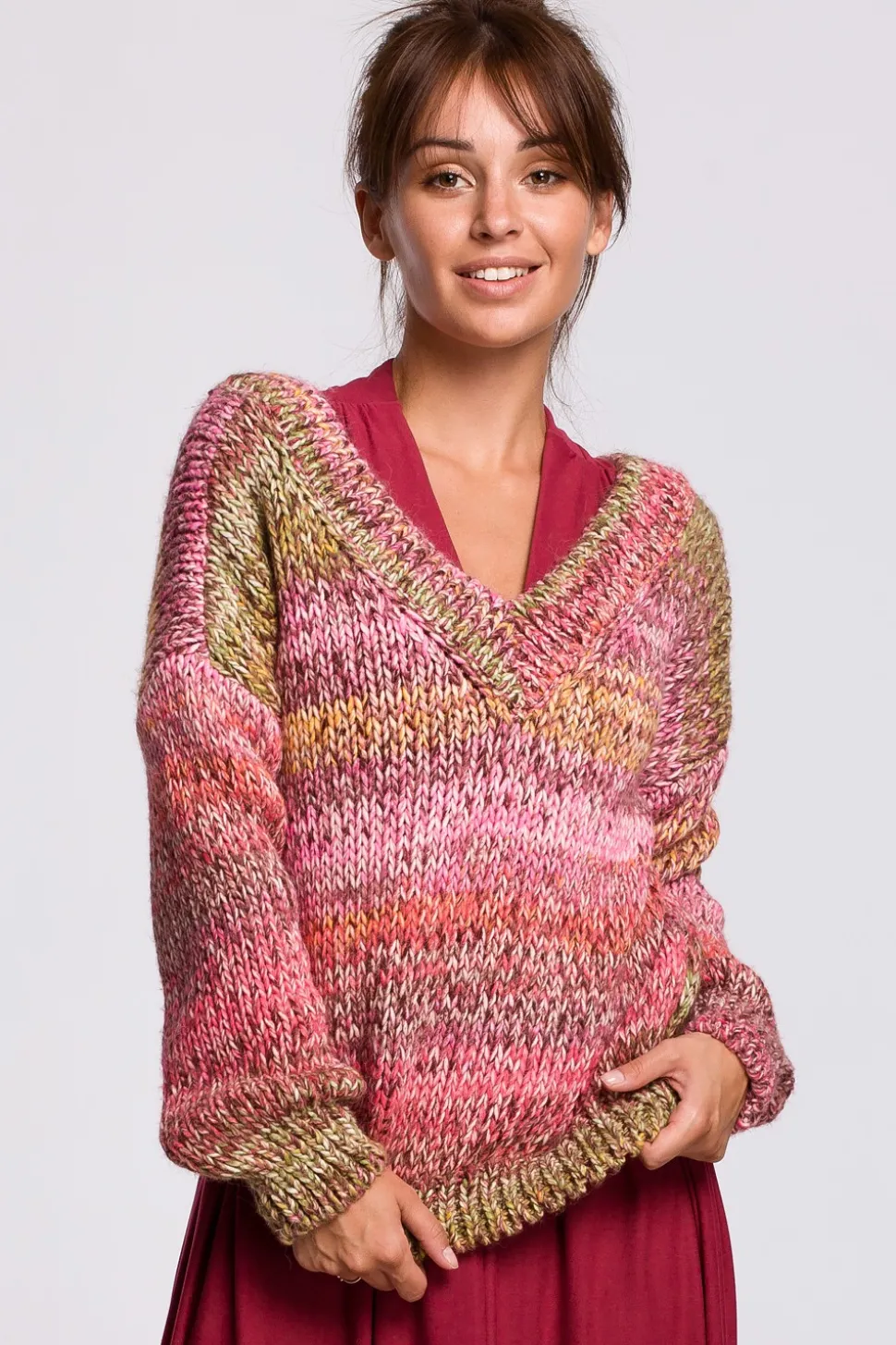 Wielokolorowy sweter z dekoltem V - malinowy