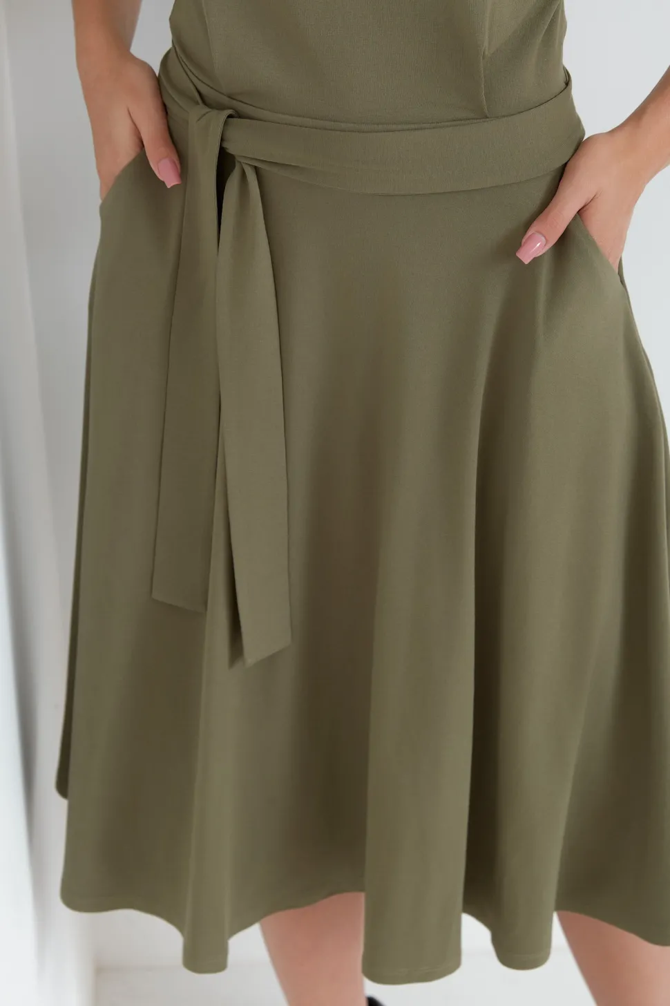 Wiskozowa sukienka rozkloszowana z paskiem – khaki